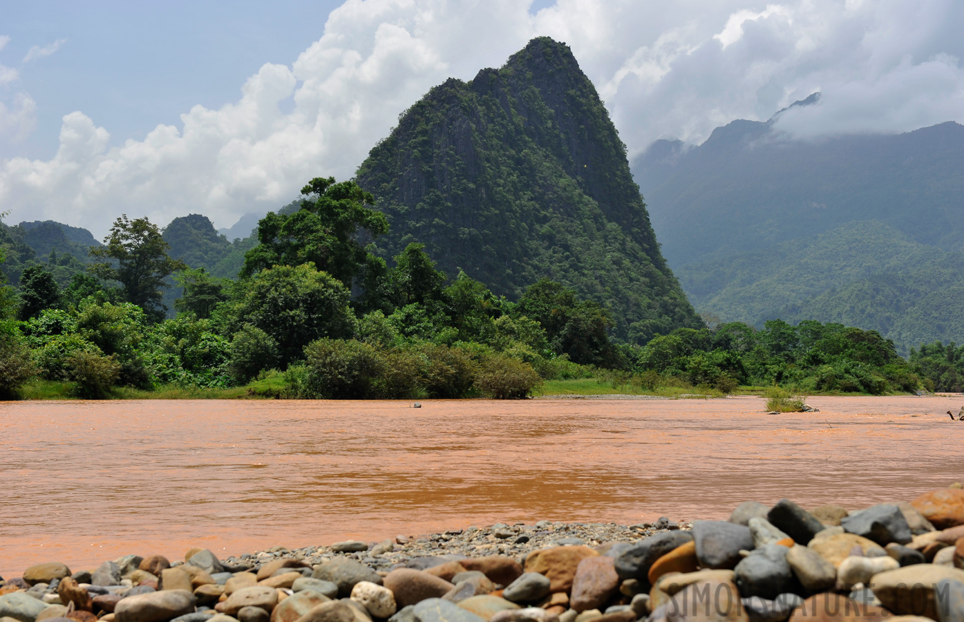 Vang Vieng [56 mm, 1/800 sec at f / 8.0, ISO 200]